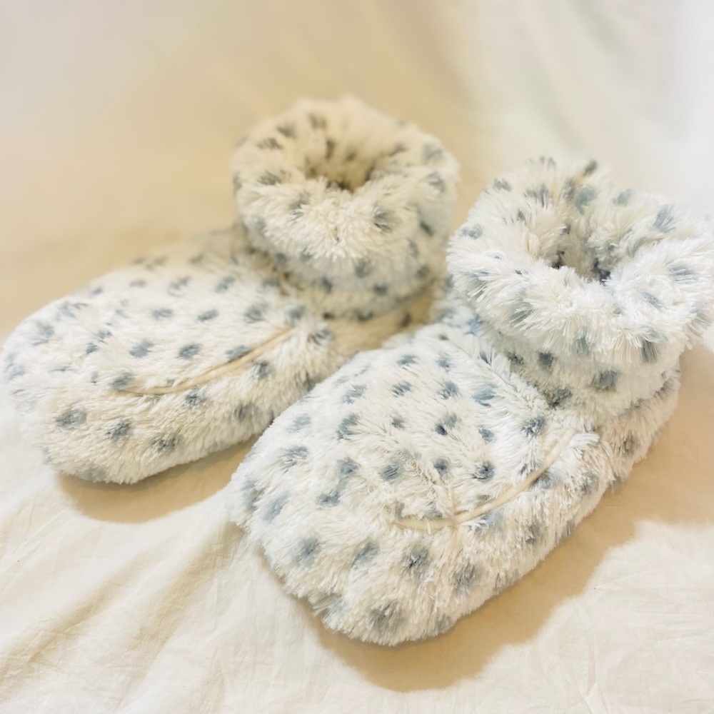 Warmies Slipper Boots in Snowy Leopard Microwaveable self care spa booties EUC
